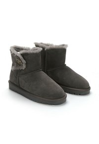 Stivaletti alla caviglia in suede grigio con una morbida fodera in pelliccia e risvolto, caratterizzati da un accento decorativo in hardware dorato e suole in gomma piatta.