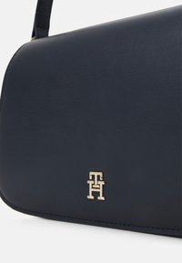 Tommy Hilfiger SPRING CHIC FLAP CROSSOVER - Umhängetasche - space blue