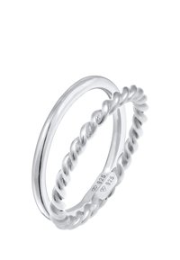 Anillos apilables de plata esterlina con una banda lisa y una banda trenzada, ambos con un acabado pulido, que exhiben una textura metálica brillante.