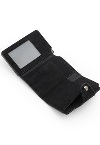 Portafoglio in pelle nera aperto che mostra una finestra per l'ID trasparente, più tasche per carte e una tasca per monete con bottone a pressione.