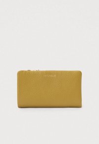 Portofel galben din piele texturată, cu fermoar auriu și numele mărcii "Coccinelle" embosat în centru pe față.