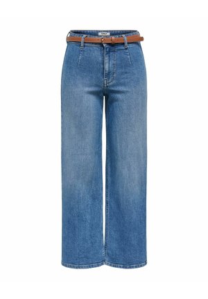 Jean bleu taille haute à jambes larges avec ceinture marron, plis devant et étiquette de marque "ONLY" à la taille.