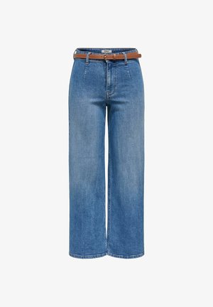Jean bleu taille haute à jambes larges avec ceinture marron, plis devant et étiquette de marque "ONLY" à la taille.