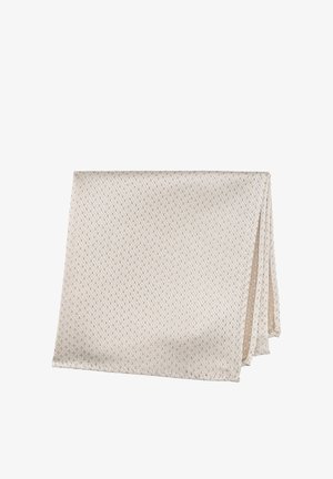 Opgevouwen beige pochet met een subtiel gestippeld patroon en een getextureerde stof, getoond tegen een witte achtergrond.