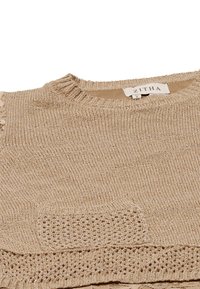 Maglione beige lavorato a maglia con un motivo testurizzato, colletto a costine e piccoli dettagli in pizzo. Etichetta visibile con la scritta "ZITHA." Materiale morbido e leggero.