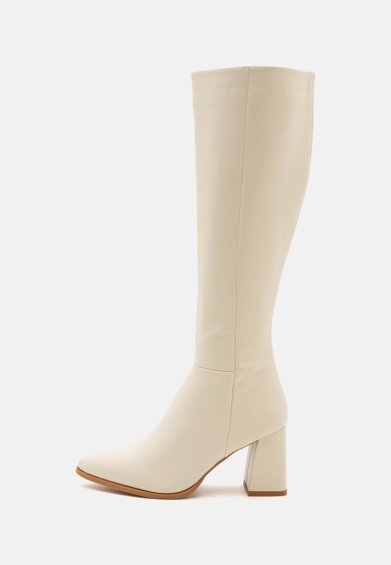 Bottes crème mi-mollet en matière synthétique lisse avec un bout effilé et un talon épais, transparent et carré.