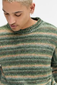 Πουλόβερ με πράσινες και μπεζ ρίγες, κατασκευασμένο από υλικό πλεκτού με υφή, με στρογγυλή λαιμόκοψη και ριμπ τελείωμα. Διαθέτει ρίγες με διαφορετικό πάχος.