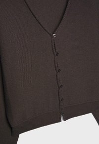 Smeđi pleteni kardigan s V-izrezom, crnim gumbima, rebrastim rubom i teksturiranim materijalom. Prikazuje skraćeni dizajn.
