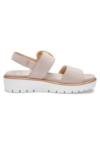 Beige Sandale mit geöffneten Zehen, breiten Riemen, einem Fersenriemen mit Klettverschluss, dekorativer Schnalle, gepolstertem Fußbett und weißer klobiger Sohle.