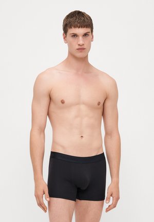 Schwarze Bio-Baumwoll-Boxerbriefs mit einem weichen elastischen Bund, ausgestattet mit dezentem Markenlogo und körpernahem Schnitt. Mattes Finish und glatte Textur.