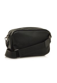 Bolso cruzado de cuero negro con superficie texturizada, forma rectangular, cierre de cremallera y correa de tela ajustable.