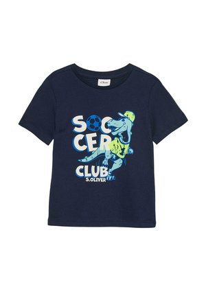 T-shirt bleu marine pour enfants avec un dinosaure portant un maillot et une casquette jaunes, en train de donner un coup de pied dans un ballon de football, avec le texte "SOCCER CLUB".