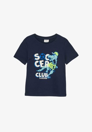 Camiseta para niños de color azul marino con un dinosaurio que lleva una camiseta y gorra amarilla, pateando un balón de fútbol, con el texto "CLUB DE FÚTBOL".