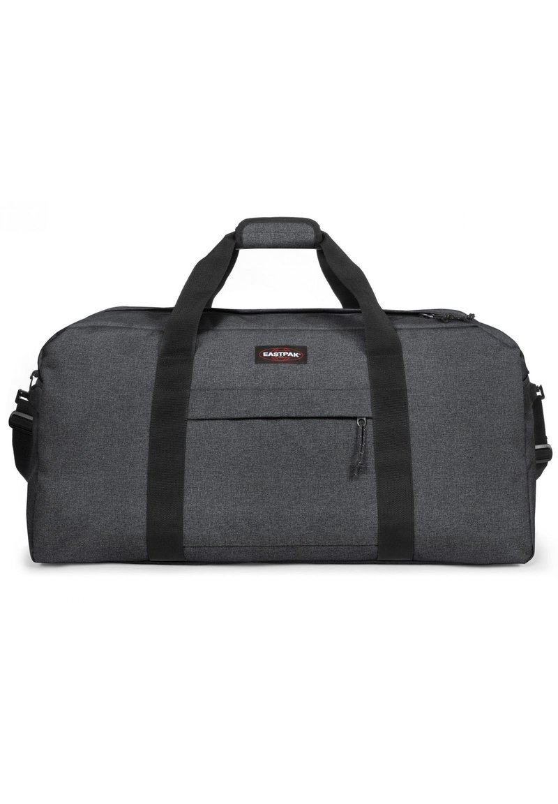 Bolsa de deporte de tela gris con dos asas superiores, una correa de hombro ajustable y un bolsillo frontal con cremallera. Diseño rectangular y sencillo.