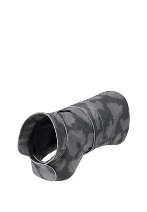 Abrigo aislante para perro con patrón de camuflaje gris oscuro, ribete reflectante y correas ajustables.