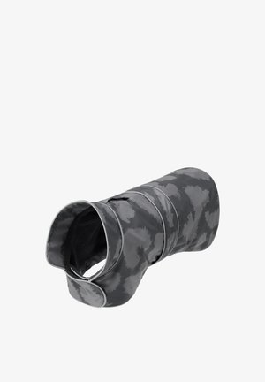 Tmavosivý maskáčový zateplený psí kabát s reflexnými lemami a nastaviteľnými popruhmi.