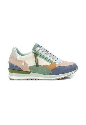 Zapatilla deportiva baja con cordones delanteros, cremallera lateral y bloques de color en azul, verde, beige, mostaza y blanco sobre fondo blanco.