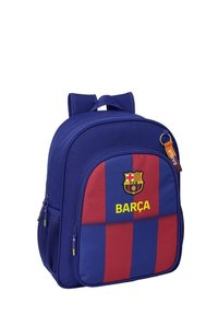 Niebiesko-czerwony plecak w paski z herbem FC Barcelona i tekstem "BARÇA" na przedniej kieszeni, posiadający dwie główne komory oraz boczne siatkowe kieszenie.