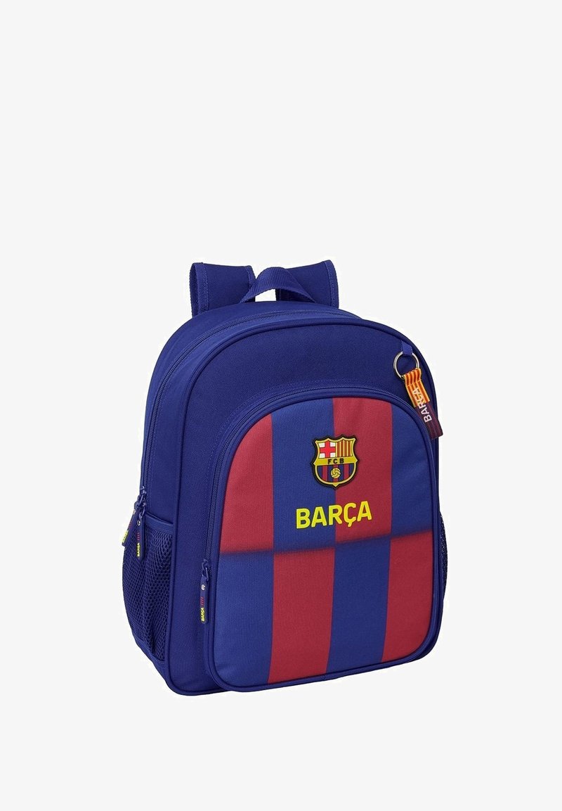 Niebiesko-czerwony plecak w paski z herbem FC Barcelona i tekstem "BARÇA" na przedniej kieszeni, posiadający dwie główne komory oraz boczne siatkowe kieszenie.