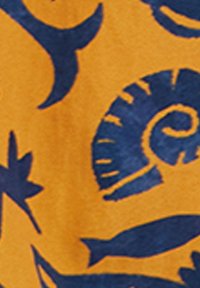 Motivi marini blu navy con chiocciole e pesci su uno sfondo di tessuto strutturato giallo senape.