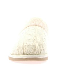 Pantofole in maglia color crema con motivo a treccia, dotate di bordo in pelliccia sintetica e suola piatta in gomma per un comfort maggiore.