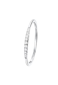 Zilveren ring met een dunne band en een rij kleine, ronde, heldere edelstenen aan één zijde, wat een elegante, gepolijste uitstraling creëert.