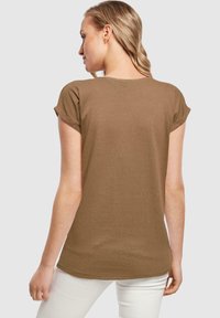 Merchcode ATLANTA EXTENDED SHOULDER - T-shirts med print - olive
