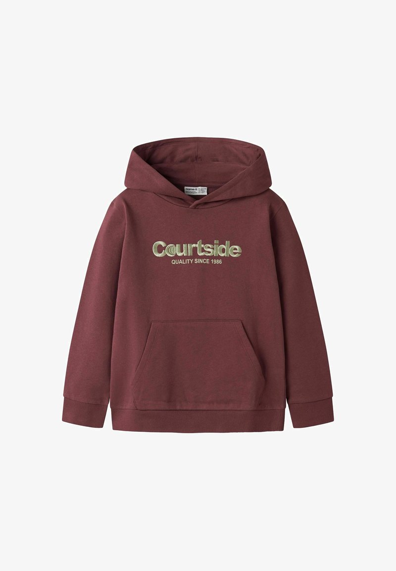 Sweat à capuche bordeaux avec poche avant et inscription brodée en beige "Courtside Quality Since 1986" sur la poitrine.