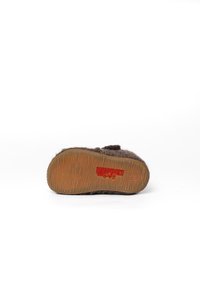 Pantofole in feltro con una tomaia marrone e suola in gomma testurizzata. Presentano un logo rosso sul fondo e un design semplice e arrotondato.