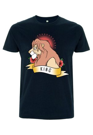 Czarny bawełniany t-shirt z grafiką bocznego profilu lwa, otoczonego czerwonymi promieniami i różowymi kwiatami, z banerem "KRÓL" poniżej.