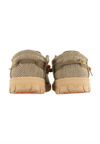 Sneaker in mesh beige con un design testurizzato, suole in gomma e dettagli arancioni. Presentano un'etichetta per il pollice e un tallone rinforzato per supporto.