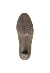 Olivgrön mockaskor med klack, med en slät yta, rund tå och gummisula med horisontella spår; storlek 37 märkta invändigt.