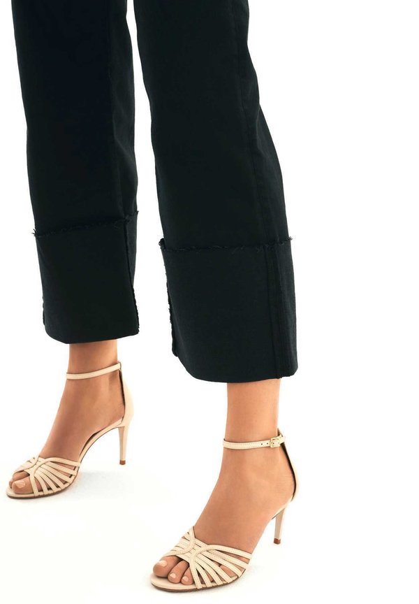 SANDY  - Schaftsandale - beige