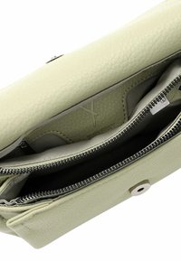 Borsa in cuoio verde chiaro con finitura texture, dotata di un comparto con zip, chiusura a scatto e un sottile logo impresso all'interno.