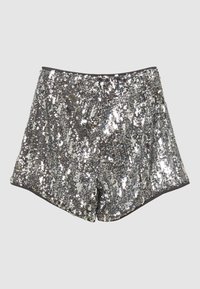 Silberne Pailletten-Hotpants mit hohem Bund, leicht ausgestellt und mit schwarzem Besatz am Bund und Saum vor einem schlichten Hintergrund.