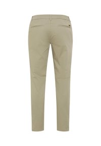 Pantalon beige droit vu de dos avec passants pour ceinture, deux poches arrière passepoilées et une coupe ajustée.