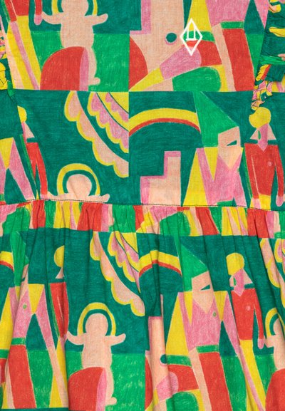 Ένα πολύχρωμο φόρεμα με γεωμετρικό σχέδιο σε πράσινο, ροζ, κίτρινο και κόκκινο, με φουσκωτή φούστα και ριχτές μανίκες.