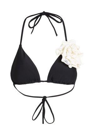 Melnas bikini tops forma ar trīsstūra dizainu, regulējamiem saitēm un balto auduma zieda akcentu vienā pusē. Gluda, elastīga viela.