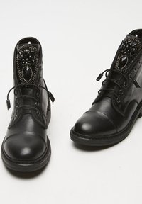 Bata Botine cu șireturi - nero