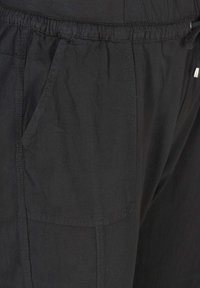 Pantaloni da jogger neri realizzati in tessuto leggero, con vita elastica, cordino e tasche laterali con dettagli di cucitura a vista.