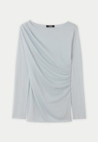 Hellblaues Langarmshirt aus weichem Stoff, mit einem drapierten Frontdesign und seitlichen Raffungen für zusätzliche Textur und Details.