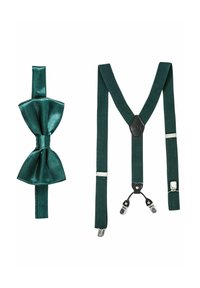 Pajarita de satén verde con un nudo centrado, junto a tirantes a juego hechos de tela. Los tirantes incluyen clips de metal y acentos de cuero.