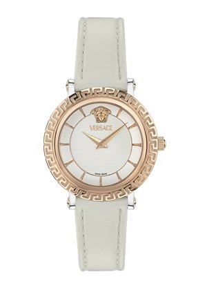 Guľaté hodinky Versace s bielym koženým remienkom, ružovo-zlatým rámikom s gréckym kľúčovým vzorom a bielym číselníkom so zlatým logom Medusa a ručičkami.