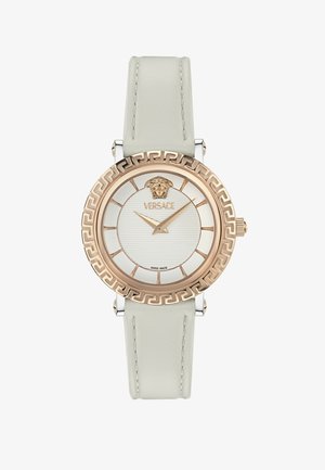 Kulatý náramek Versace s bílým koženým páškem, rose gold bezel zdobený vzorem greškého klı́če a bílý ciferník se zlatóm Motivem Medúsy a ručičkami.