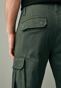 Next SLIM FIT STRETCH - Oldalzsebes nadrágok - mottled dark green