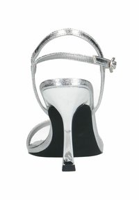 Zilveren sandaal met hoge hak en een slanke enkelband, metallic afwerking, open teen en zwarte zool. Bevat een smalle stilettohak.