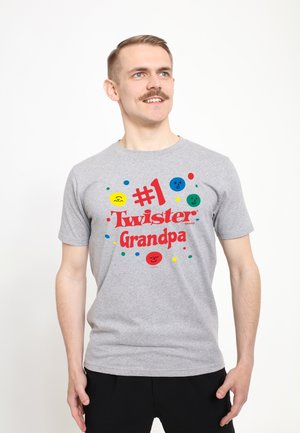 Šedé bavlněné tričko s barevným grafickým motivem a textem "#1 Twister Dědeček" a hravými usmívajícími se emotikony. Krátké rukávy, kulatý výstřih.
