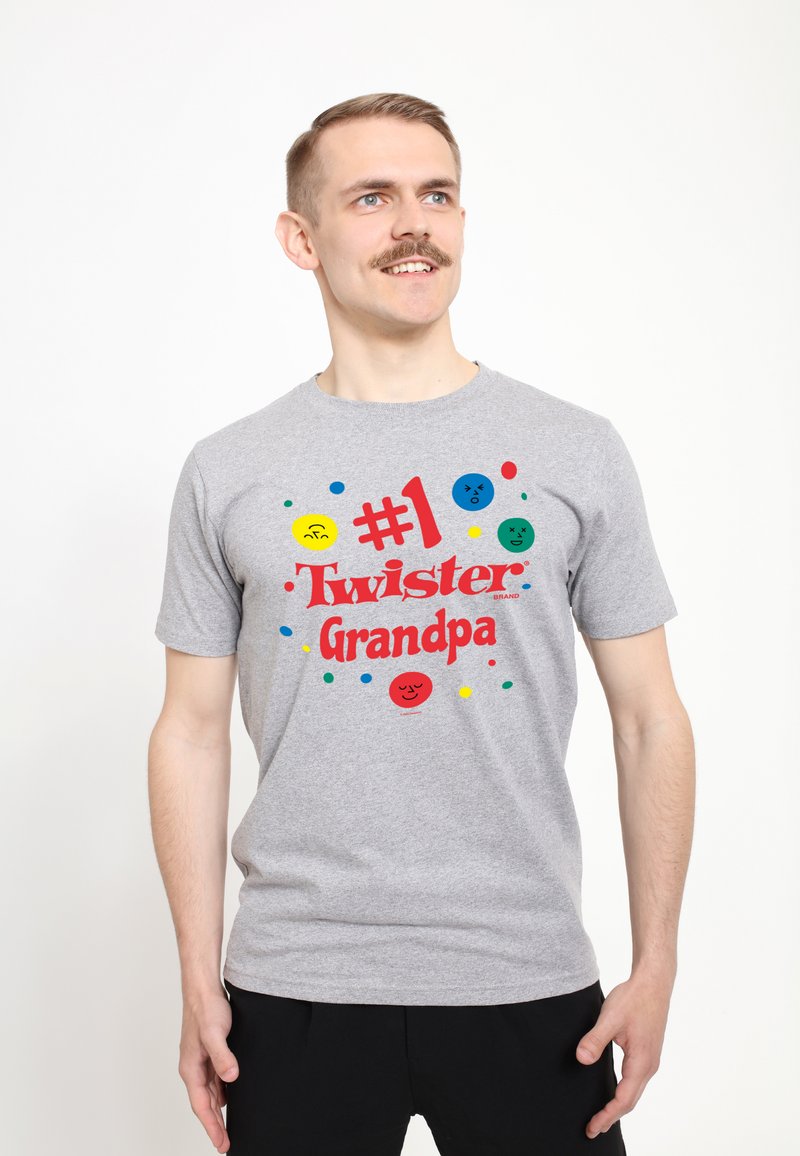 Šedé bavlněné tričko s barevným grafickým motivem a textem "#1 Twister Dědeček" a hravými usmívajícími se emotikony. Krátké rukávy, kulatý výstřih.