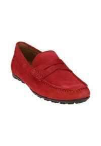 Czerwone zamszowe loafersy mają haftowane akcenty oraz płaską gumową podeszwę. Buty charakteryzują się okrągłym czubkiem i wsuwanym fasonem, co ułatwia ich zakładanie.