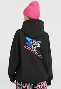 Zwarte hoodie met levendige grafische details en logo op de achterkant. Ribgebreide manchetten, ontworpen voor een casual pasvorm. Felroze muts gedragen.